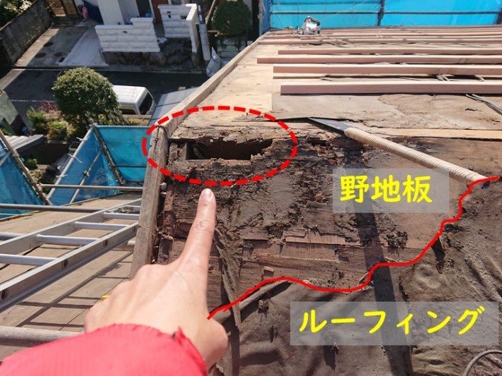 岩出市の屋根葺き替え工事で瓦をめくるとルーフィング(防水シート)が劣化し破れ、野地板が腐食しボロボロになっていたので触ると穴があいてしまいました