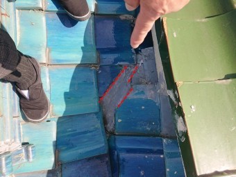 和歌山市で瓦屋根の点検を行うと修理された瓦が出てきたが、隙間ができており雨水が入るようになっていました