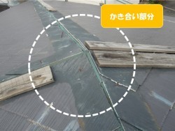 台風被害で板金や貫板が破損した方形屋根の上部写真