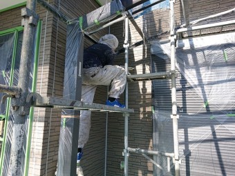 紀の川市で行った外壁塗装で塗装前に見栄えが良くなるよう外壁のつなぎ目にコーキングを充填します