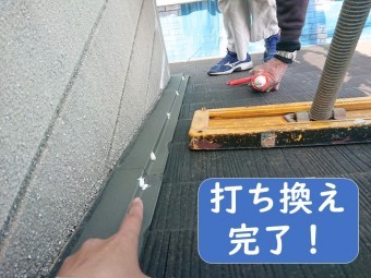 岩出市で屋根塗装を行う前に、壁際水切りの釘を写真のスプーンビスで打ち換えた後、釘の頭に防水のためコーキングを充填しました