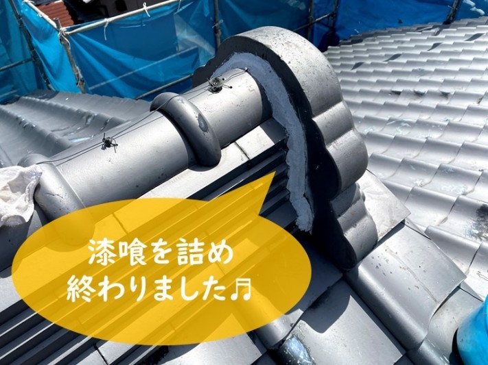 紀の川市で瓦に詰められている白い部分(漆喰)を新しく詰めました
