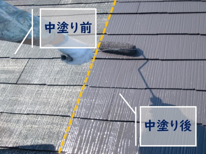 紀の川市の屋根塗装の中塗りで中塗り前と中塗り後を比較している写真