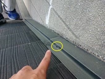 岩出市で屋根塗装を行う前に、壁際水切りの釘を写真のスプーンビスで打ち換えた後の写真