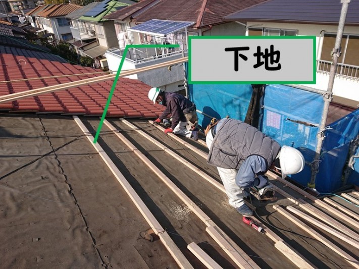 岩出市の屋根の葺き替えを行うのに野地板の下地を張り付けていきます