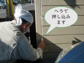 岩出市で外壁塗装を行う前にALCライト版とコーナー役物の取合い部分のジョイント目地にコーキングを充填し、ヘラで抑え込みます