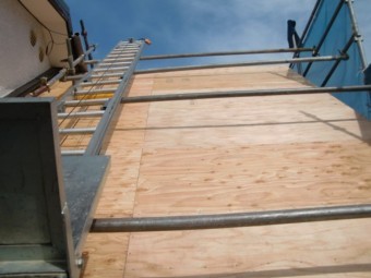 岩出市の屋根の葺き替えで野地板を張り替えて完成した急こう配の屋根の方の写真