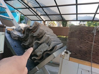 岩出市で屋根の葺き替え工事を行うのにセメント瓦を剥がし急こう配の屋根部分では昇降機を使って瓦を乗せて降ろします