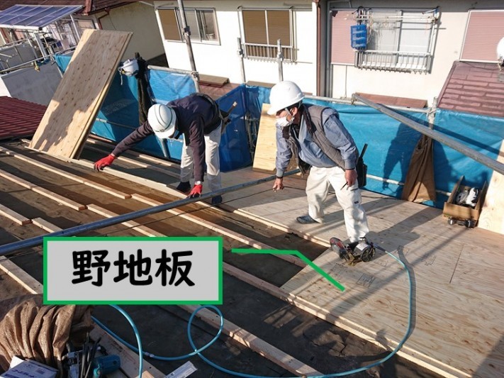 岩出市の屋根の葺き替えを行うのに野地板の下地を張り付け上から野地板を貼っていきます