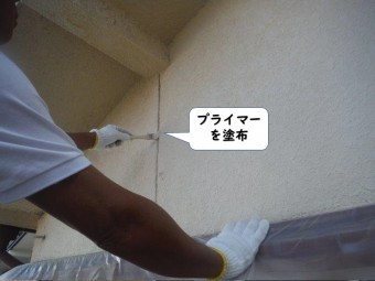 岩出市の外壁の目地にプライマーを塗布