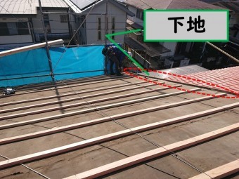 岩出市の屋根の葺き替えを行うのに野地板の下地を張り付けて完成した写真