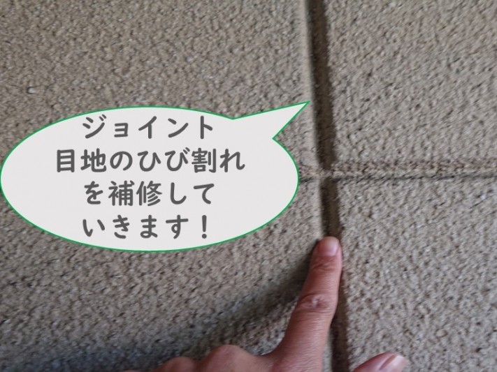岩出市で外壁塗装を行う前にALCライト版のジョイント目地の補修を行っていきます
