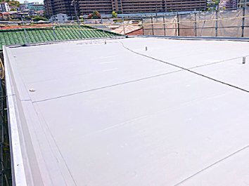 シート防水によって平場から端部までキレイに収まり耐久性が長くなった屋上屋根