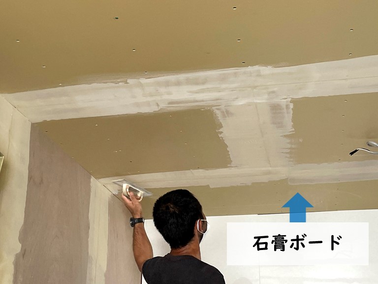 クロスを綺麗に貼るために必要なパテ処理について詳しくご紹介 和歌山市で屋根のメンテナンス リフォームなら街の屋根やさん