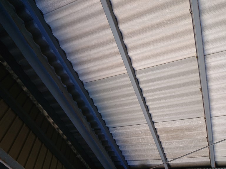 和歌山市のガレージ屋根の波型スレートの破損部分を張替ました 和歌山市で屋根のメンテナンス リフォームなら街の屋根やさん