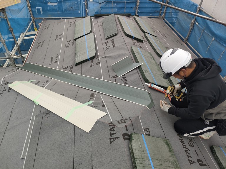 紀の川市で大屋根に谷板金と軒先水切りを設置して雨仕舞しました | 和歌山市で屋根のメンテナンス、リフォームなら街の屋根やさん