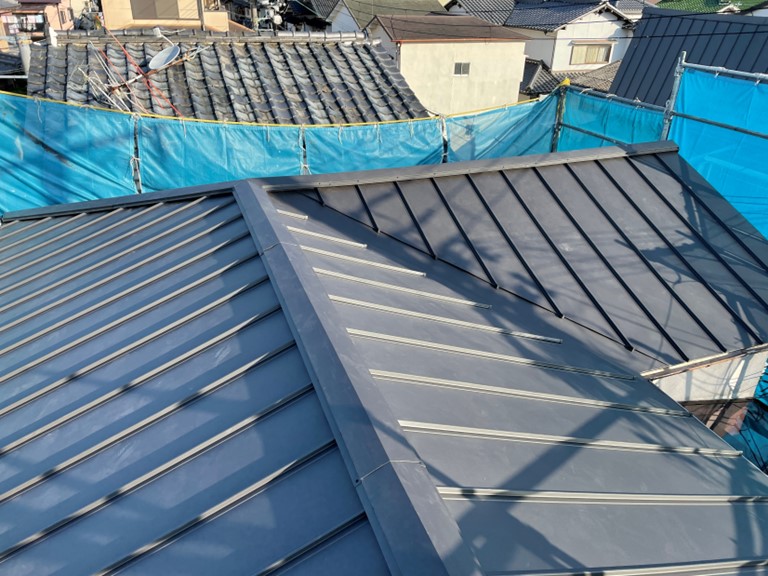紀の川市で瓦屋根からガルバリウム鋼板の金属屋根へ葺き替えました 和歌山市で屋根のメンテナンス リフォームなら街の屋根やさん
