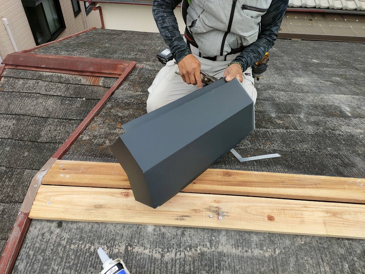 和歌山市でガルバリウム鋼板を加工して設置