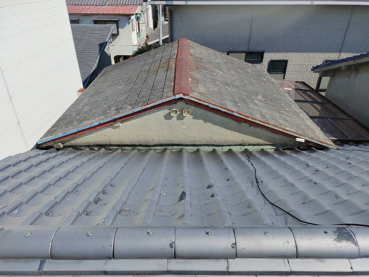 和歌山市で増築部分のスレート屋根を塗装します