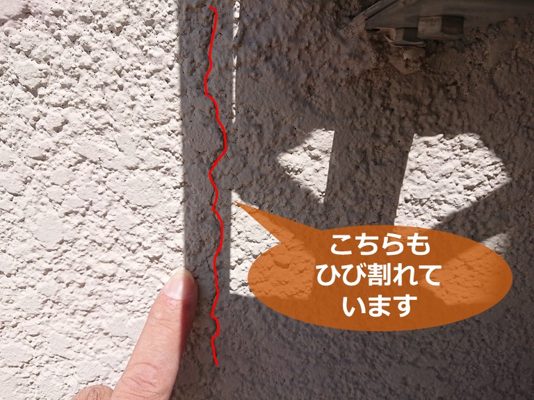 和歌山市で壁紙からの雨漏りが発生し外壁を調査すると、壁にクラックが発生していました