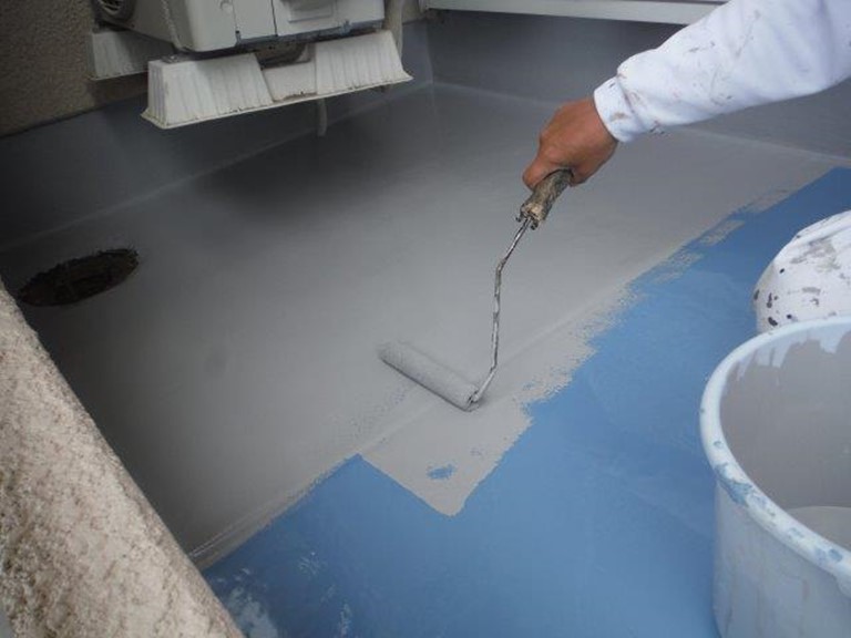 和歌山市のウレタン防水工事でウレタン樹脂の上から紫外線に強いトップコートを塗装します