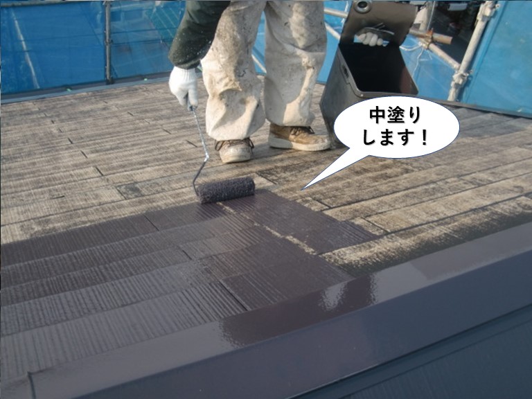 和歌山市の屋根を中塗りします
