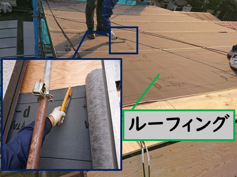 岩出市の屋根の葺き替えを行うのに野地板の貼り、上からルーフィング(防水シート)を貼っていきます