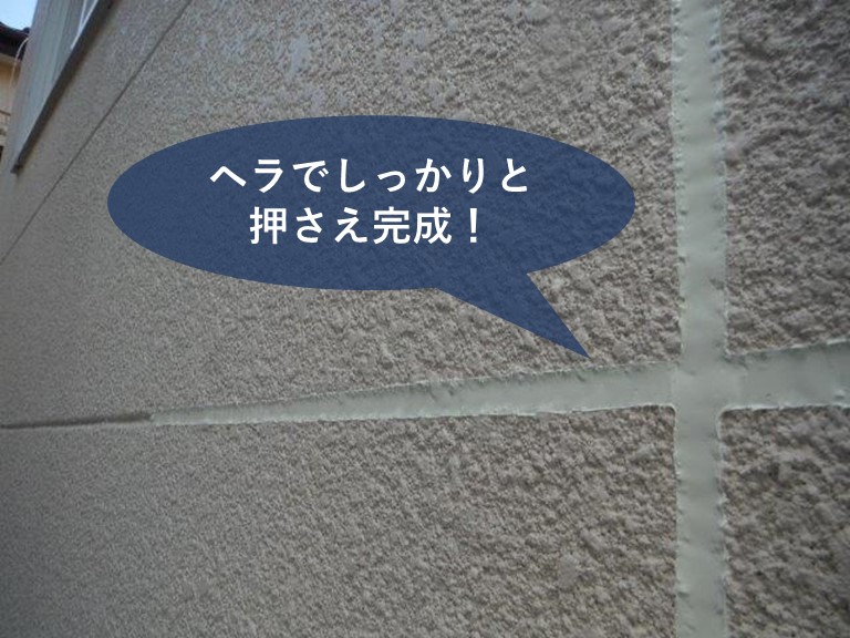 和歌山市の雨漏り修理で外壁の目地に、コーキング充填後ヘラで押えます