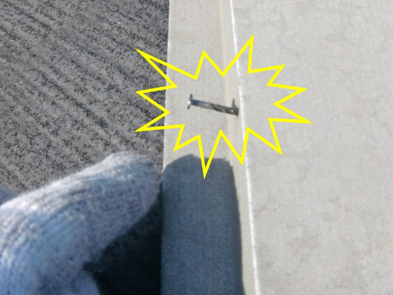 紀の川市で屋根調査を行い棟板金から釘が出ていることに気づきました