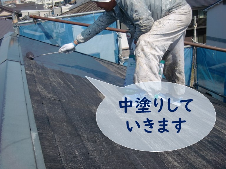 紀の川市の屋根塗装の中塗りでニッペサーモアイｓiのクールディープグレーを塗装していきます