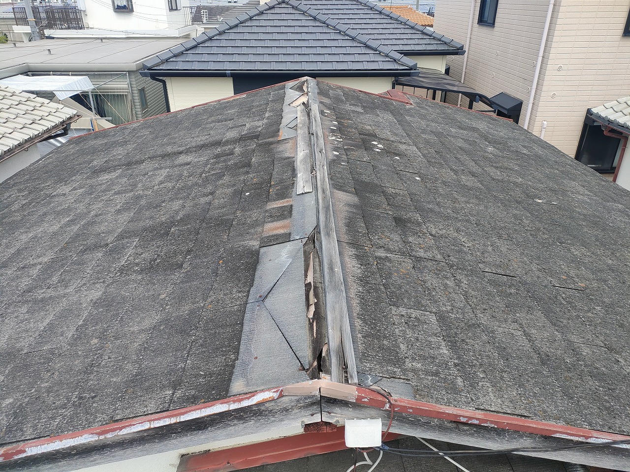 和歌山市で棟板金と貫板が飛散していました