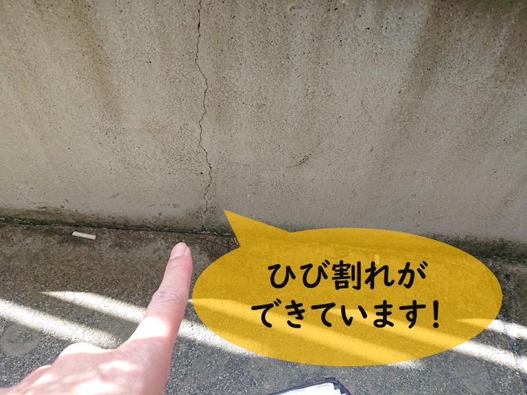 和歌山市で雨漏りの無料調査でベランダを調査するとベランダの床が劣化していて、苔が生えたり、ひび割れを起こしていました
