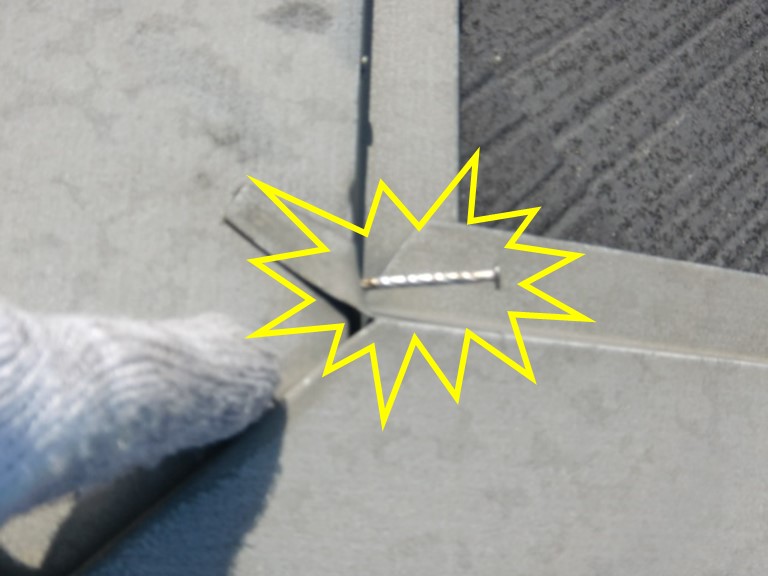 和歌山県紀の川市で屋根材のつなぎ目にある鉄板のような部分(棟板金)から釘が出ていました