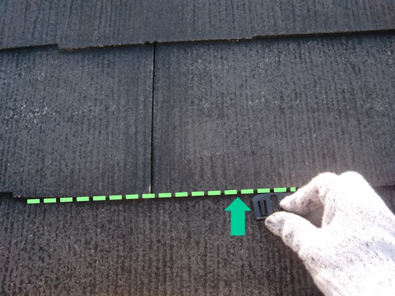 紀の川市の屋根塗装工事で屋根に隙間がありここにタスペーサーをはめている写真