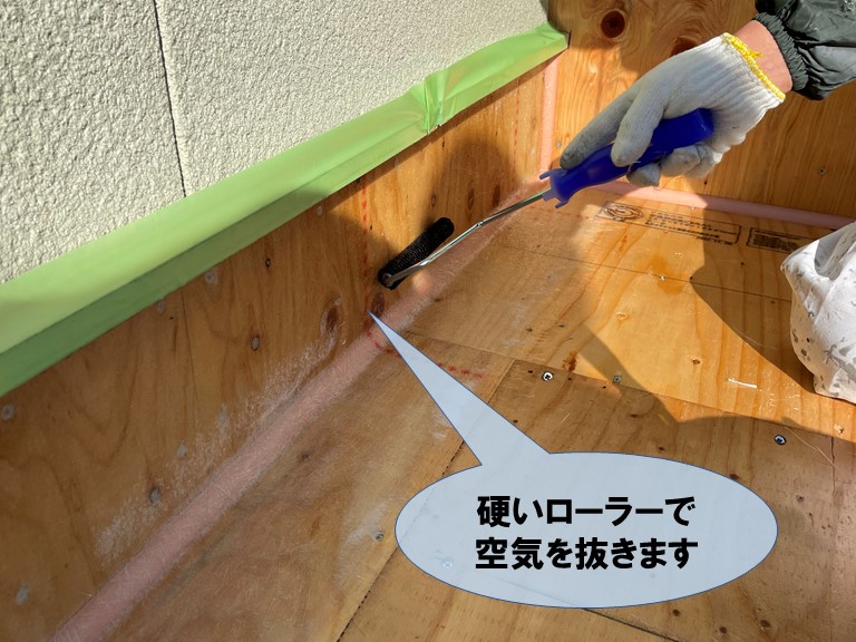 和歌山市でFRP樹脂を塗装後空気を抜きます