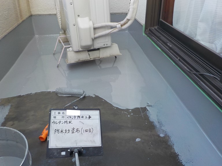 和歌山市でウレタン樹脂を塗装し、防水層を施工します