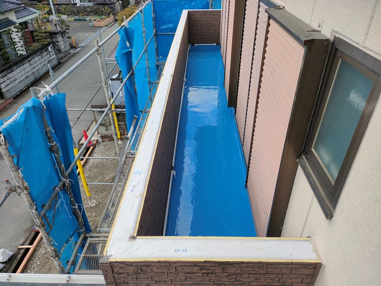和歌山市でウレタン防水でタック現象を防ぐ為にトップコートを塗装します