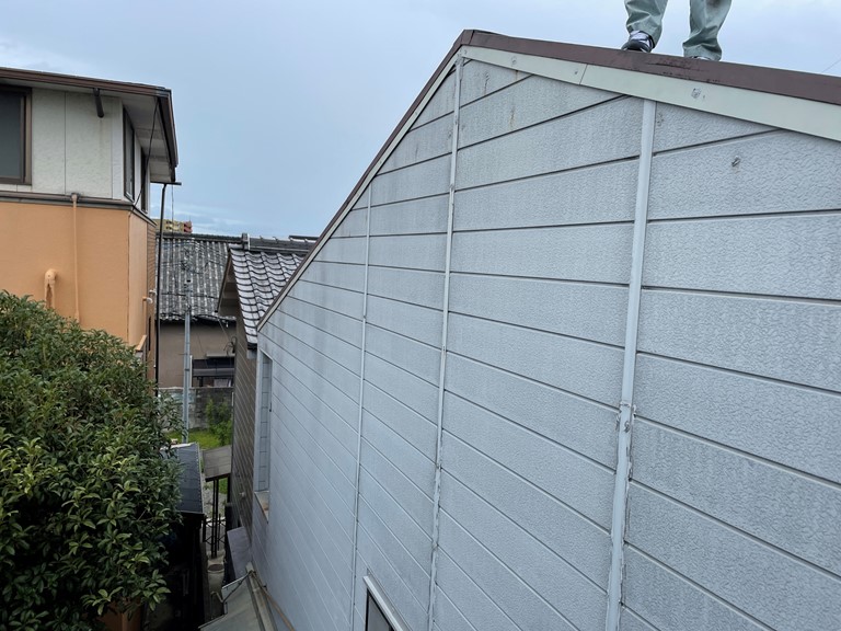 和歌山市でケラバ水切りと外壁の取合いの幅が狭かったので水切りを補足しました