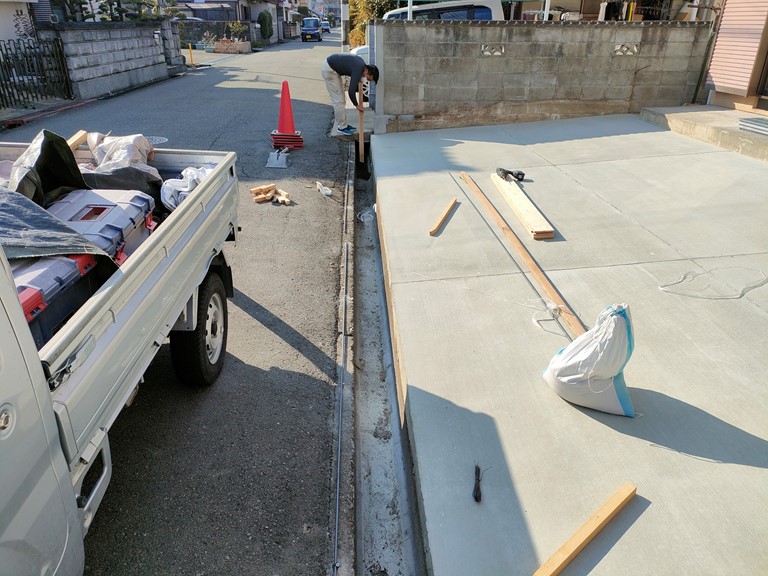 和歌山市でコンクリート打設後、型枠を外します