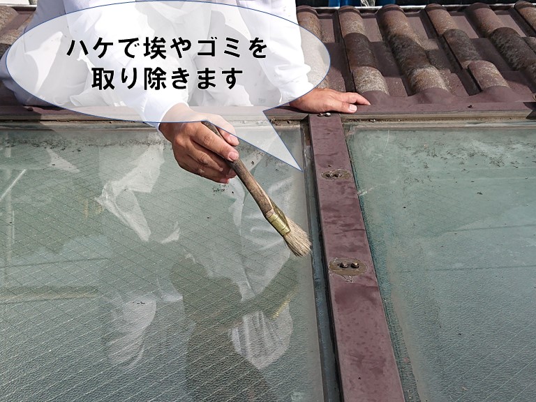 和歌山市でコーキング撤去後は、ハケで汚れや埃を取り除きます