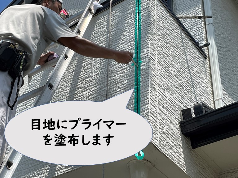 和歌山市でサイディング外壁の目地にプライマーを塗布します