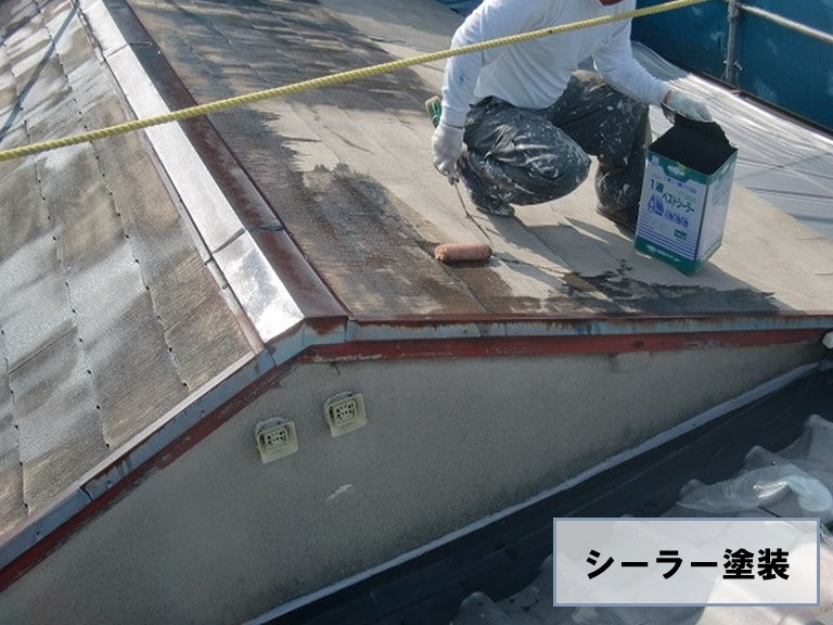 和歌山市でシーラーを屋根にたっぷりと塗装します