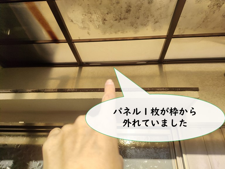 和歌山市でテラス屋根のパネルが一枚外れていました