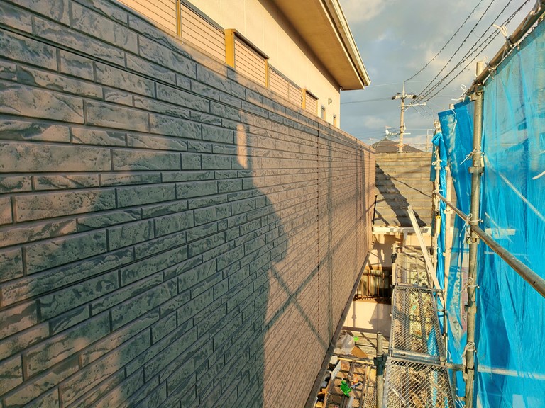 和歌山市でバルコニーの壁に金属サイディングを張り付けました