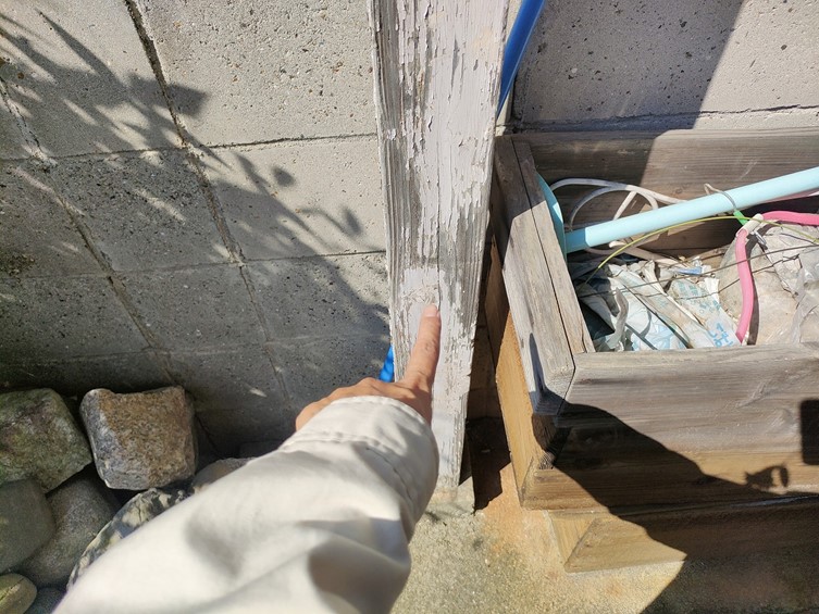 和歌山市でベランダの柱の塗膜が剥がれていました