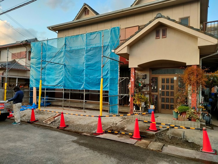 和歌山市でバルコニー壁修理をするので足場を設置