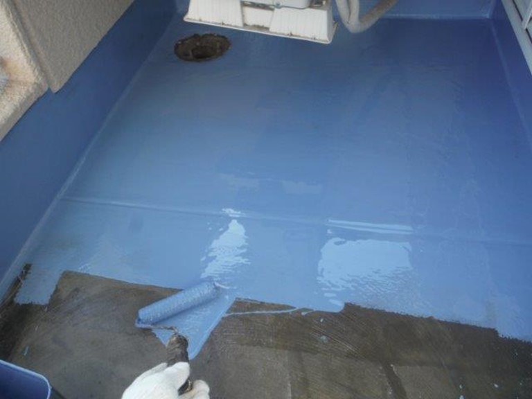 和歌山市でベランダ防水工事でウレタン樹脂を全体に塗っていきます