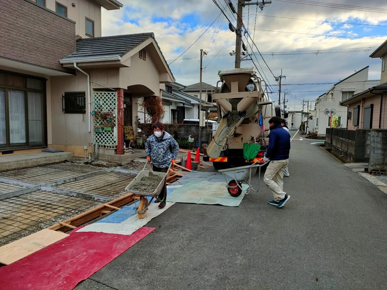 和歌山市でミキサー車を使ってコンクリートを流します