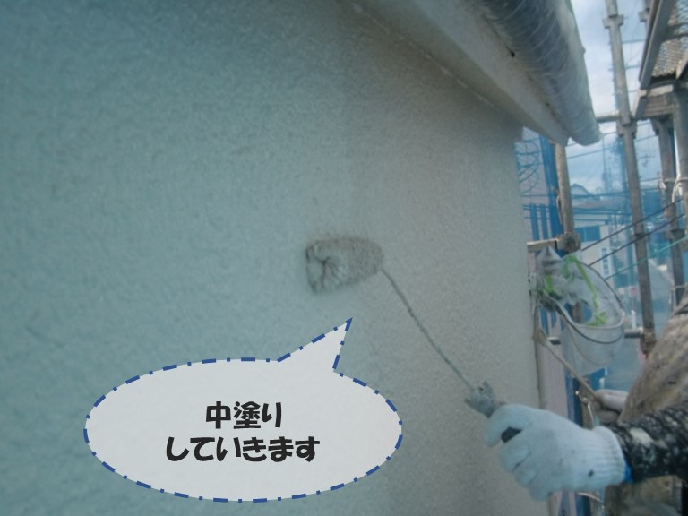 和歌山市で下塗りを乾燥させてから外壁の色の塗料を塗っていきます