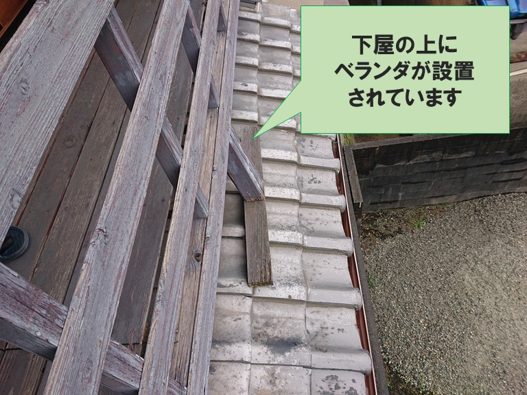 和歌山市で下屋の上に木造のベランダが設置されていました